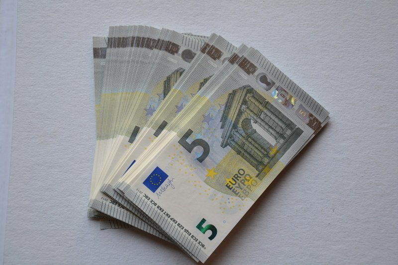 euro €5 bills